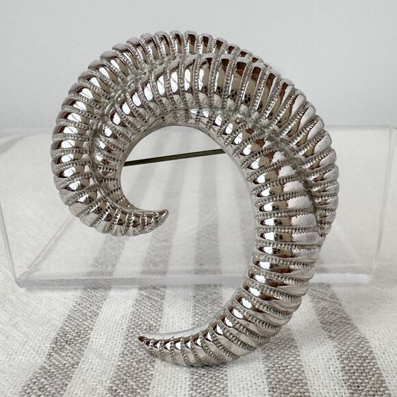 Monet Rams Horn Brooch Vintage Silver Tone Modernist Ribbed C-Shaped Pin Signed - Picture 13 of 13